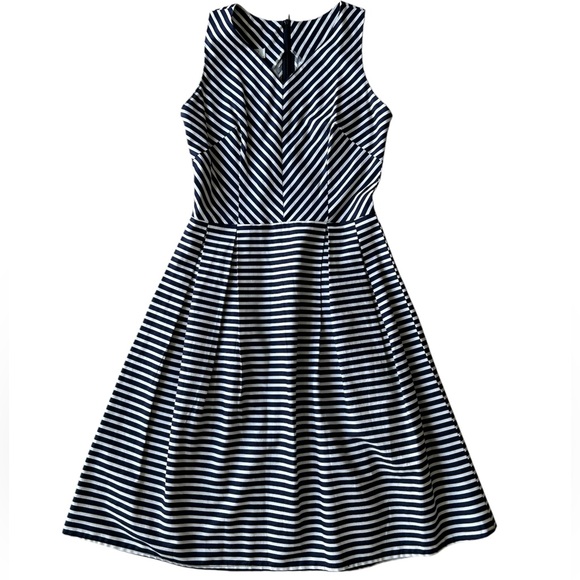 2 for $70 + Free shipping ⭐️ Pleated Dress. White and Navy Blue - Picture 3 of 5